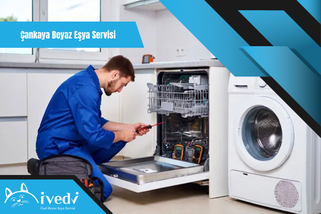Çankaya beyaz eşya servisi teknisyeni arızalı çamaşır makinesinde su tahliye sistemini kontrol ediyor