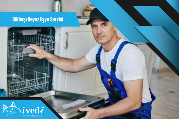 Gölbaşı beyaz eşya servisi teknisyeni arızalı buzdolabının motor ve soğutma sistemini kontrol ediyor