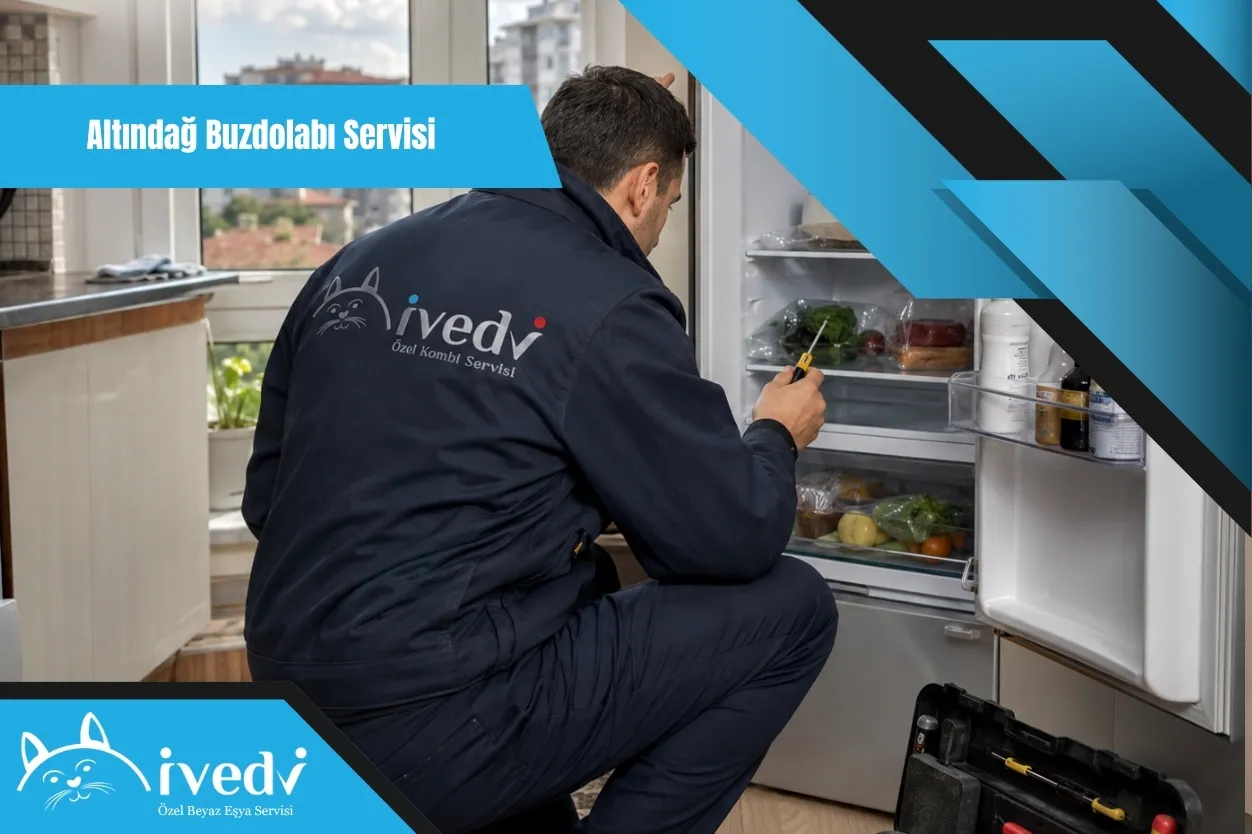 Altındağ buzdolabı servisi için mutfakta buzdolabı arıza kontrolü yapan İvedi Servis teknisyeni