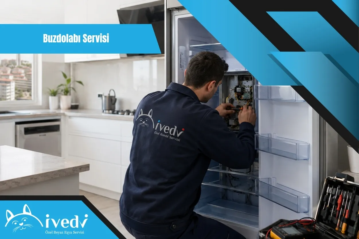 Buzdolabı servisi için mutfakta buzdolabı tamiri yapan İvedi Servis teknisyeni