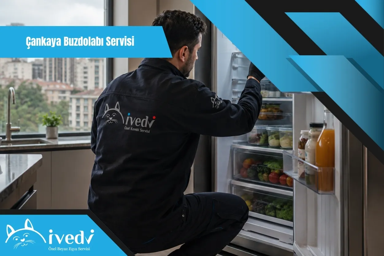Çankaya buzdolabı servisi için ofis mutfağında buzdolabı arıza kontrolü yapan İvedi Servis teknisyeni