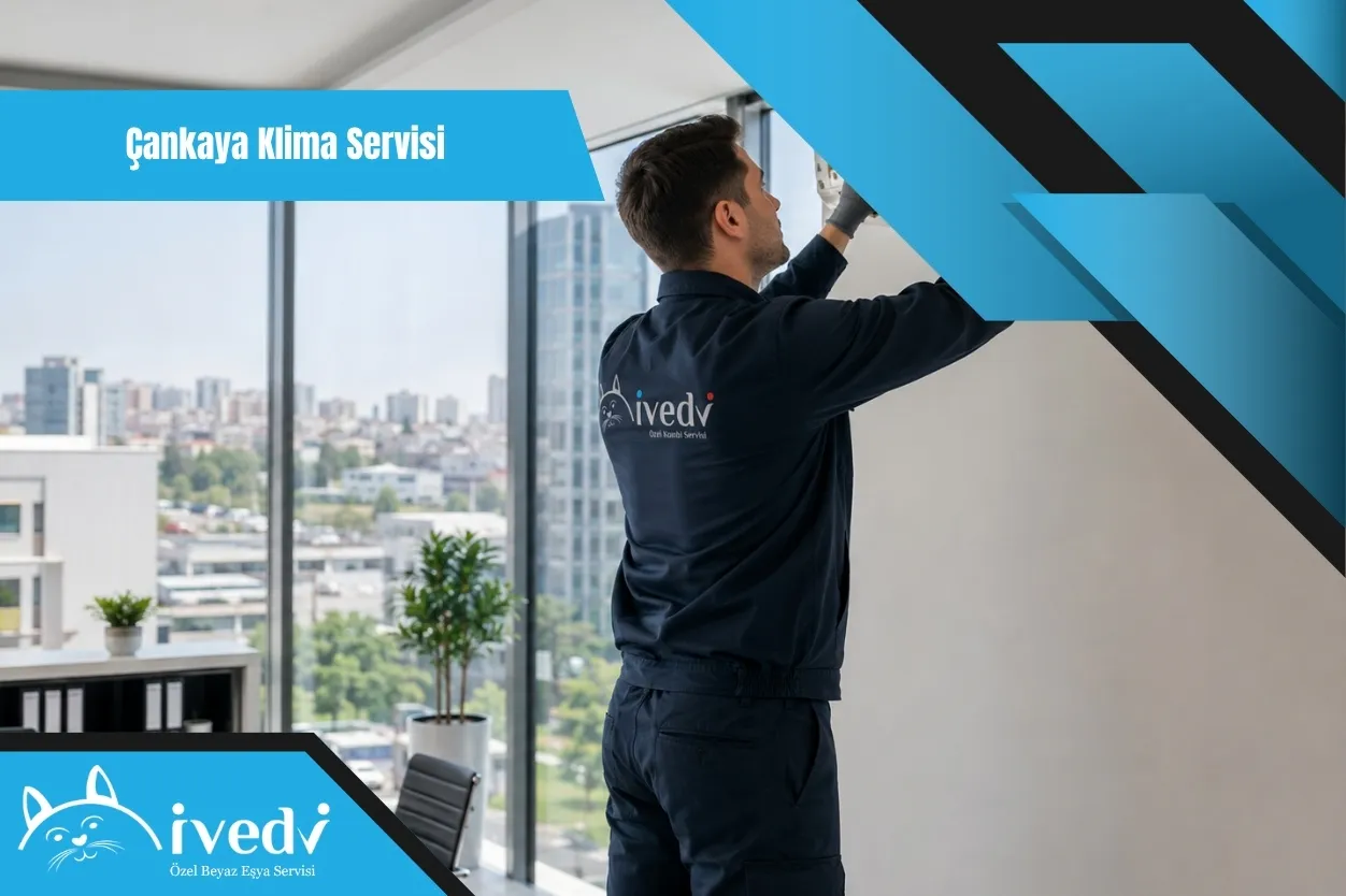 Çankaya klima servisi için ofiste klima bakımı yapan İvedi Servis teknisyeni