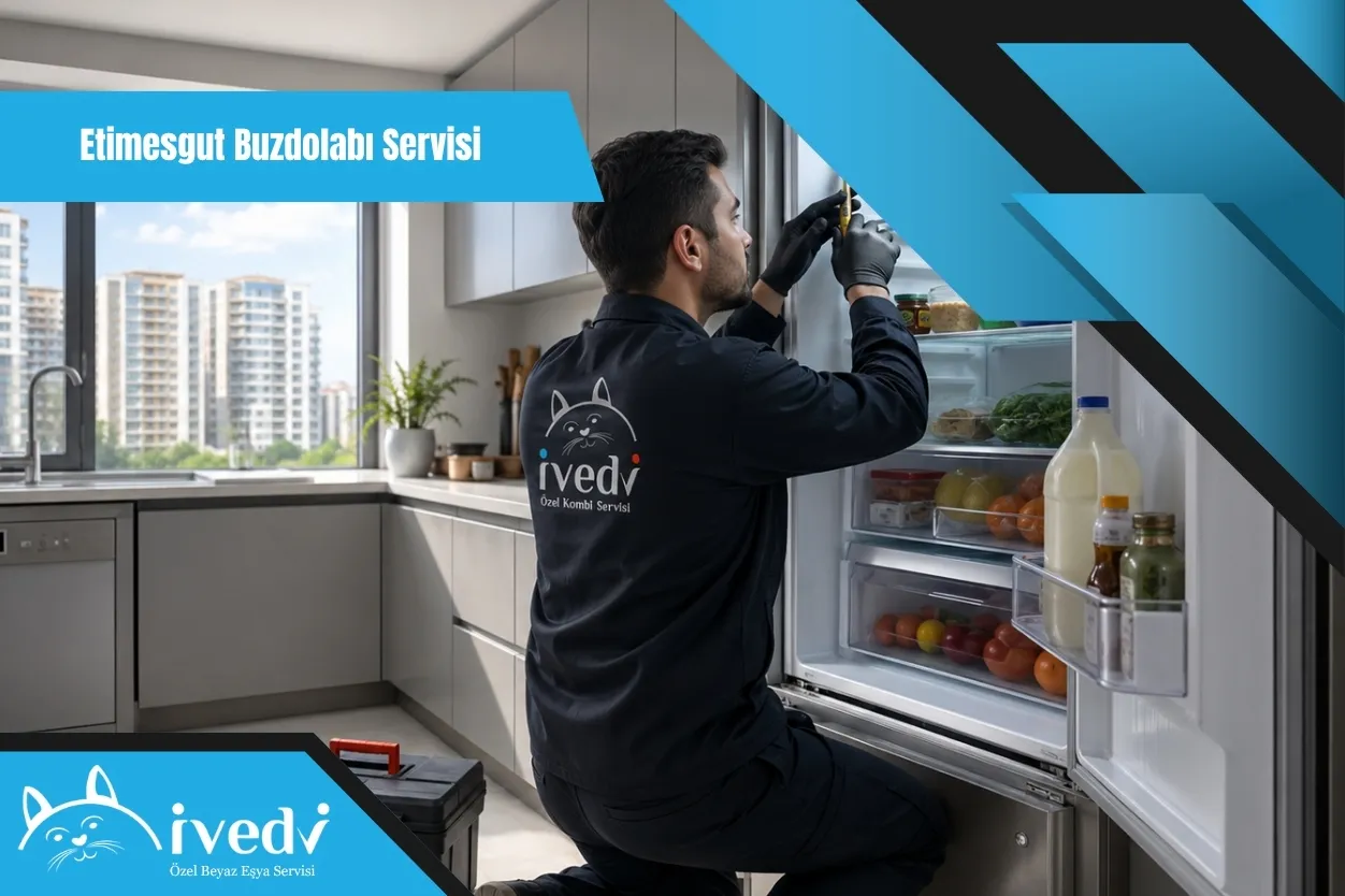 Etimesgut buzdolabı servisi için site dairesinde buzdolabı arıza kontrolü yapan İvedi Servis teknisyeni