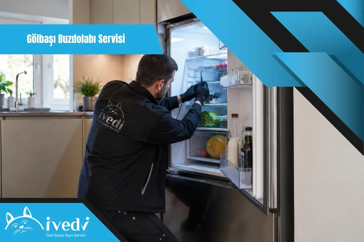Gölbaşı buzdolabı servisi için mutfakta buzdolabı tamiri yapan İvedi Servis teknisyeni